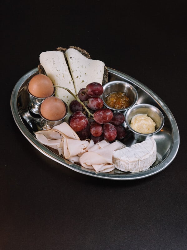 Από πότε τρώμε βραστά αυγά στα εστιατόρια και στα μπαρ της Αθήνας;