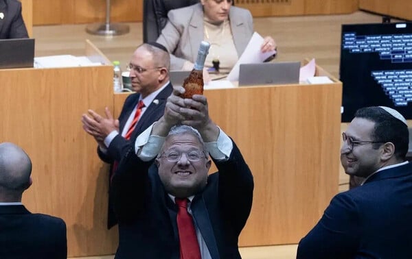 Ο Itamar Ben-Gvir, ανοίγει σαμπάνιες μέσα στη Κνεσέτ αμέσως μετά την ψήφιση του νόμου.