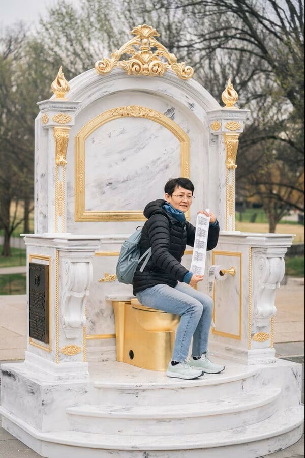 Χρυσός «θρόνος» κατά του Τραμπ στήθηκε δίπλα στο Lincoln Memorial