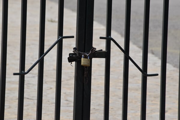 ΚΛΕΙΣΤΑ ΣΧΟΛΕΙΑ ΤΗΛΕΚΠΑΙΔΕΥΣΗ ΚΑΚΟΚΑΙΡΙΑ