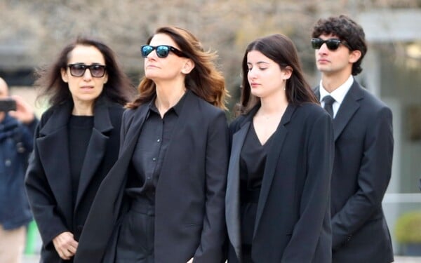 Το τελευταίο αντίο στη Μαρινέλλα: Συγκινημένοι στη Μητρόπολη συγγενείς, φίλοι και το κοινό που την αγάπησε