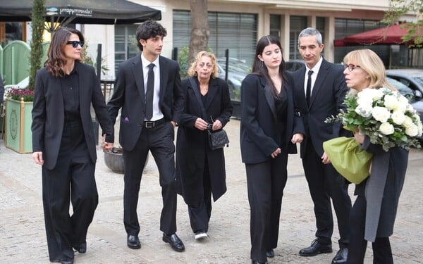 Το τελευταίο αντίο στη Μαρινέλλα: Συγκινημένοι στη Μητρόπολη συγγενείς, φίλοι και το κοινό που την αγάπησε