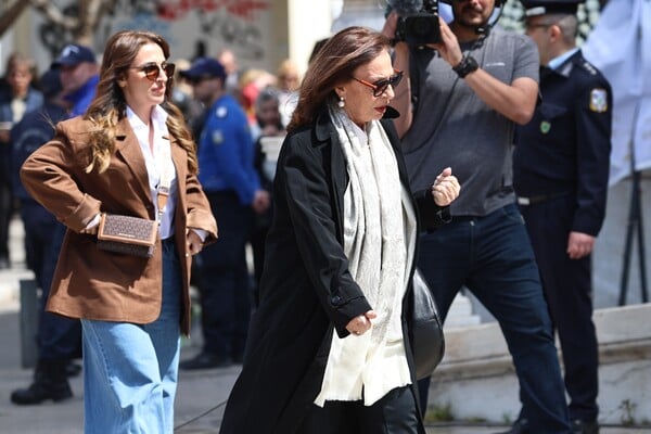 Το τελευταίο αντίο στη Μαρινέλλα: Συγκινημένοι στη Μητρόπολη συγγενείς, φίλοι και το κοινό που την αγάπησε