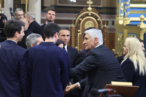 Το τελευταίο αντίο στη Μαρινέλλα: Συγκινημένοι στη Μητρόπολη συγγενείς, φίλοι και το κοινό που την αγάπησε