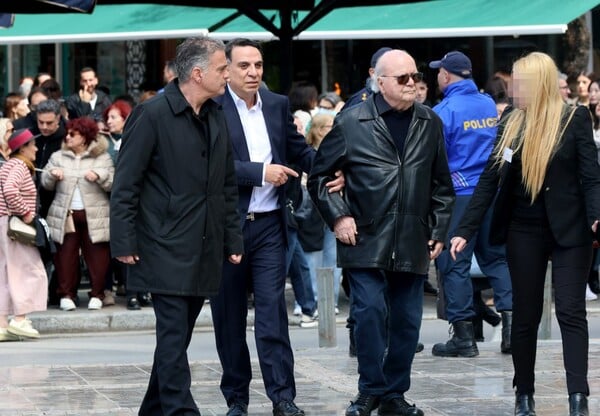 Το τελευταίο αντίο στη Μαρινέλλα: Συγκινημένοι στη Μητρόπολη συγγενείς, φίλοι και το κοινό που την αγάπησε