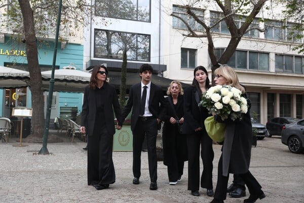 Η Ελλάδα αποχαιρετά τη Μαρινέλλα: Ξεκίνησε το λαϊκό προσκύνημα στη Μητρόπολη