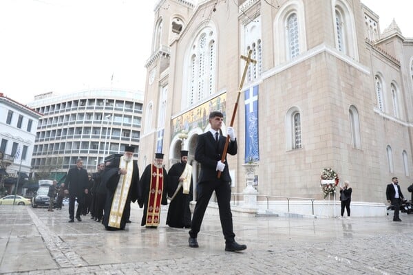 Η Ελλάδα αποχαιρετά τη Μαρινέλλα: Ξεκίνησε το λαϊκό προσκύνημα στη Μητρόπολη