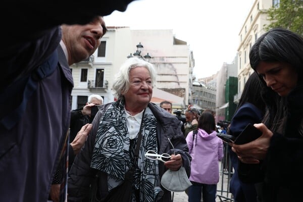 Το τελευταίο αντίο στη Μαρινέλλα: Συγκινημένοι στη Μητρόπολη συγγενείς, φίλοι και το κοινό που την αγάπησε