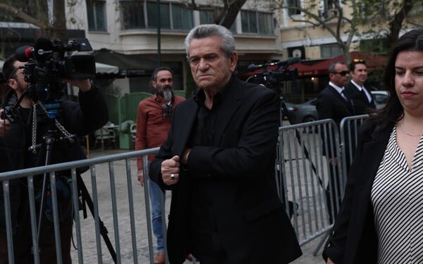 Το τελευταίο αντίο στη Μαρινέλλα: Συγκινημένοι στη Μητρόπολη συγγενείς, φίλοι και το κοινό που την αγάπησε