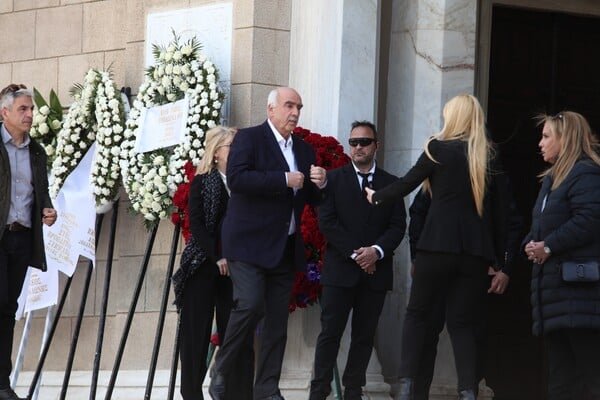 Το τελευταίο αντίο στη Μαρινέλλα: Συγκινημένοι στη Μητρόπολη συγγενείς, φίλοι και το κοινό που την αγάπησε