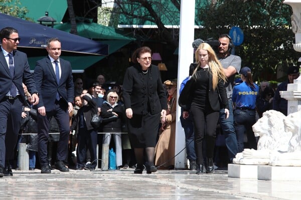 Το τελευταίο αντίο στη Μαρινέλλα: Συγκινημένοι στη Μητρόπολη συγγενείς, φίλοι και το κοινό που την αγάπησε