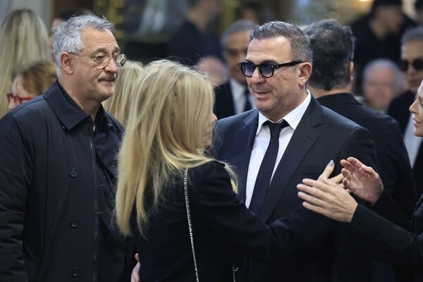 Το τελευταίο αντίο στη Μαρινέλλα: Συγκινημένοι στη Μητρόπολη συγγενείς, φίλοι και το κοινό που την αγάπησε