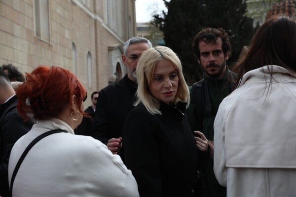 Το τελευταίο αντίο στη Μαρινέλλα: Συγκινημένοι στη Μητρόπολη συγγενείς, φίλοι και το κοινό που την αγάπησε