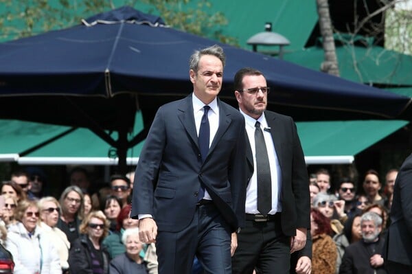 Το τελευταίο αντίο στη Μαρινέλλα: Συγκινημένοι στη Μητρόπολη συγγενείς, φίλοι και το κοινό που την αγάπησε