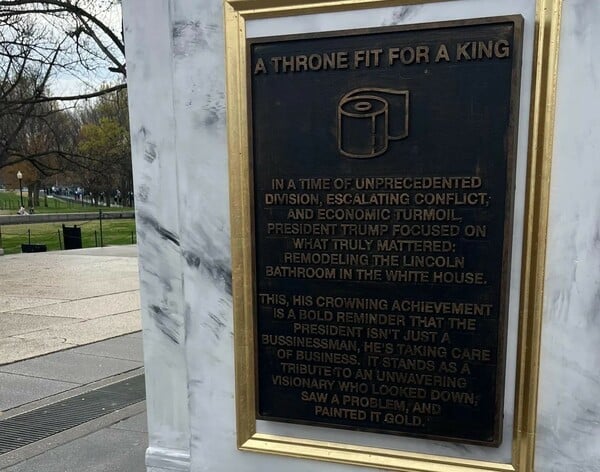 Χρυσός «θρόνος» κατά του Τραμπ στήθηκε δίπλα στο Lincoln Memorial