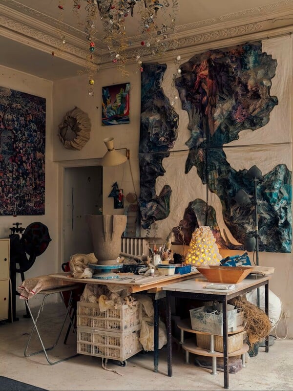 Agnès Debizet: η αυτοδίδακτη καλλιτέχνις που μετέτρεψε το σπίτι της σε σύμπαν