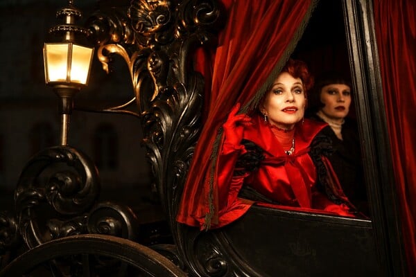 Η Isabelle Huppert ως βρικόλακας και ο Tony Leung στο πρώτο κύμα τίτλων του Sydney Film Festival