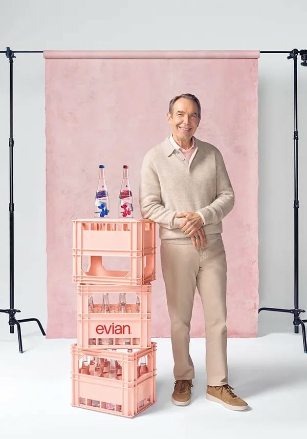 Ο Jeff Koons βάζει το Balloon Dog στα επετειακά μπουκάλια της Evian