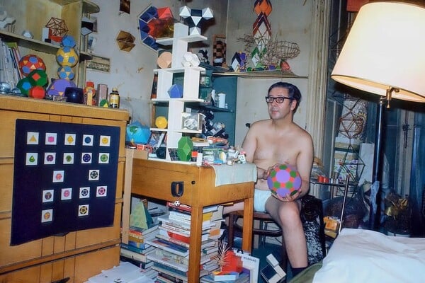 Πριν γίνει θρύλος: το Chelsea Hotel του 1970 ξαναζωντανεύει μέσα από χαμένες φωτογραφίες