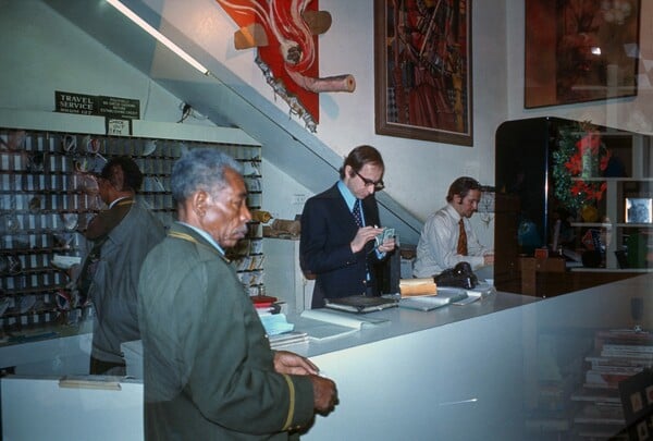 Πριν γίνει θρύλος: το Chelsea Hotel του 1970 ξαναζωντανεύει μέσα από χαμένες φωτογραφίες