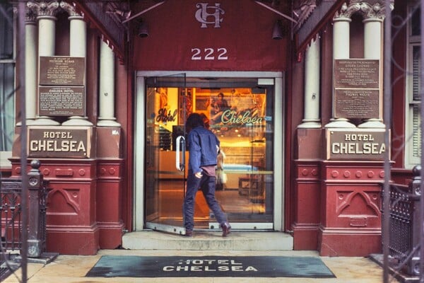 Πριν γίνει θρύλος: το Chelsea Hotel του 1970 ξαναζωντανεύει μέσα από χαμένες φωτογραφίες