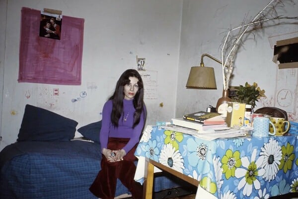 Πριν γίνει θρύλος: το Chelsea Hotel του 1970 ξαναζωντανεύει μέσα από χαμένες φωτογραφίες