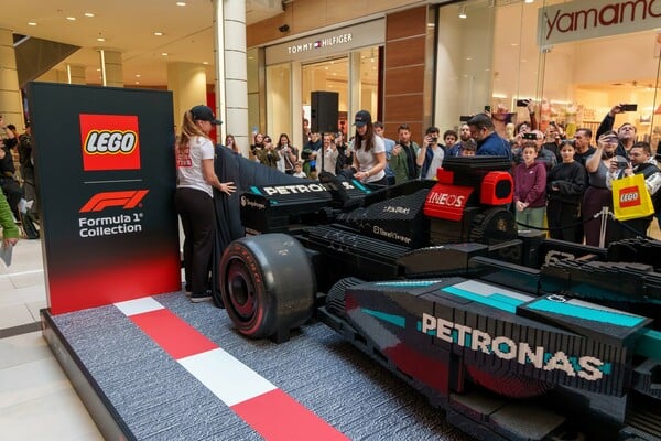 Το αυθεντικό LEGO® Mercedes-AMG Petronas F1® φέρνει την εμπειρία της Formula 1 στην Αθήνα