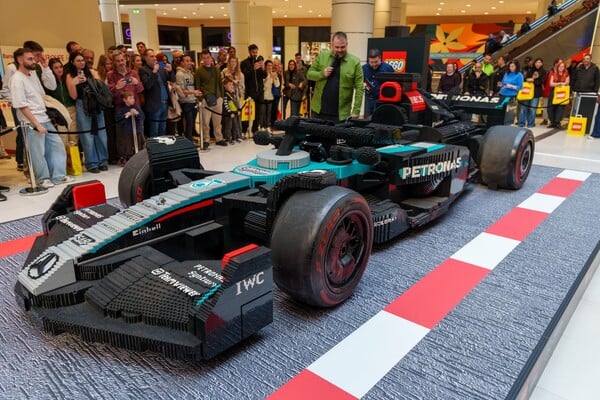 Το αυθεντικό LEGO® Mercedes-AMG Petronas F1® φέρνει την εμπειρία της Formula 1 στην Αθήνα