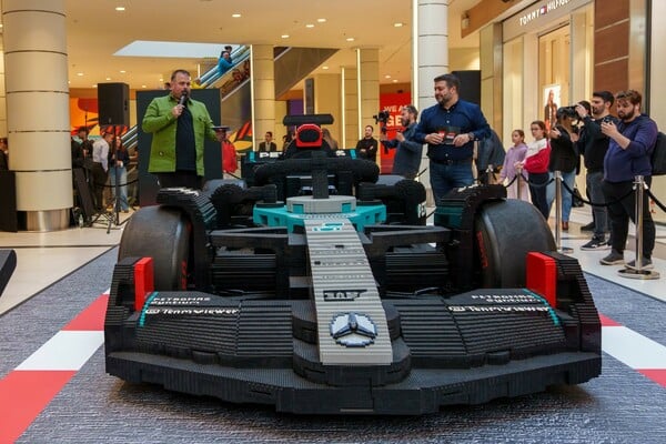 Το αυθεντικό LEGO® Mercedes-AMG Petronas F1® φέρνει την εμπειρία της Formula 1 στην Αθήνα