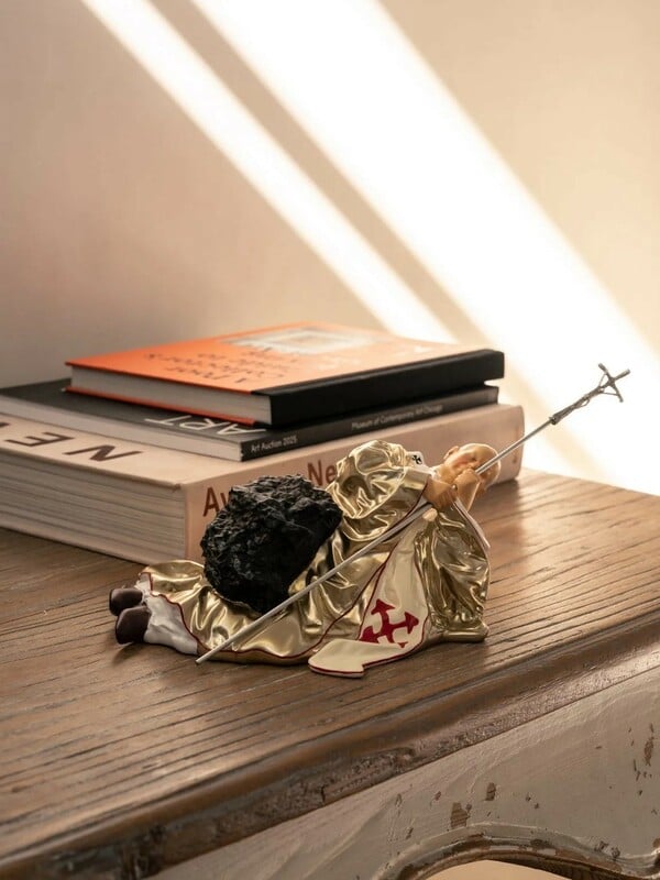 Αμάρτησε μαζί μου κι έλα: ο Maurizio Cattelan ζητά από το κοινό να εξομολογηθεί τις αμαρτίες του