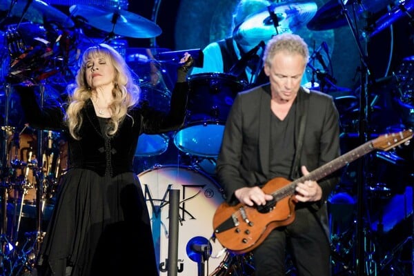 FLEETWOOD MAC ΕΠΙΘΕΣΗ Λίντσεϊ Μπάκιγχαμ,