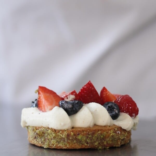 Λαχταριστές τάρτες της πόλης με φράουλες και berries