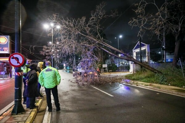 Η κακοκαιρία Erminio σάρωσε την Αττική αφήνοντας πίσω της εικόνες καταστροφής