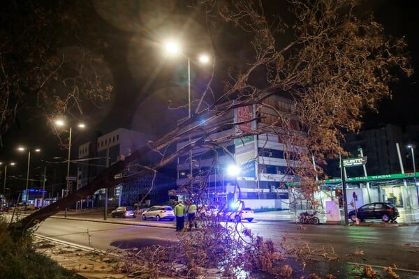 Η κακοκαιρία Erminio σάρωσε την Αττική αφήνοντας πίσω της εικόνες καταστροφής