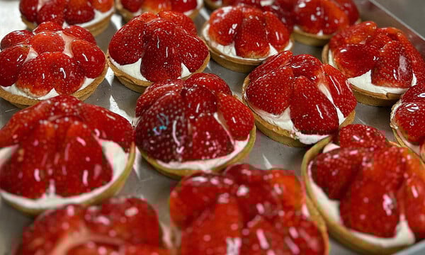 Λαχταριστές τάρτες της πόλης με φράουλες και berries