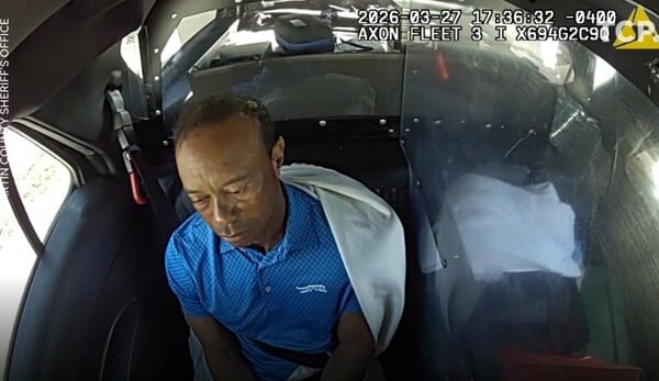 Στη δημοσιότητα το βίντεο από τη σύλληψη του Τάιγκερ Γουντς - «Συλλαμβάνομαι;»