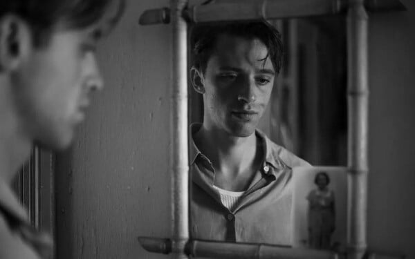 Ο François Ozon σχολιάζει τις queer αναγνώσεις του «The Stranger» με χιούμορ