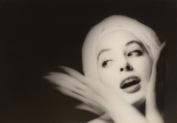 Η γυναίκα που έκανε τη μόδα να μοιάζει με σκιά