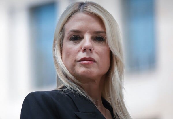 ΠΑΜ ΜΠΟΝΤΙ ΑΠΟΠΟΜΠΗ ΤΡΑΜΠ ΜΙΣΟΓΥΝΗΣ