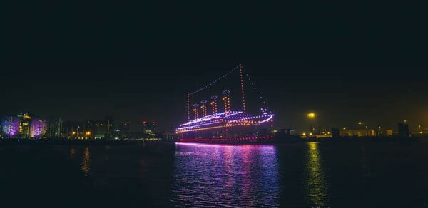 114 χρόνια μετά: 1.000 drones φώτισαν το λιμάνι του Μπέλφαστ σχηματίζοντας τον Τιτανικό