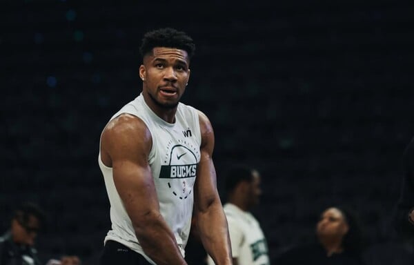 ΓΙΑΝΝΗΣ ΑΝΤΕΤΟΚΟΥΝΜΠΟ ΜΠΑΚΣ ΝΒΑ ΕΡΕΥΝΑ