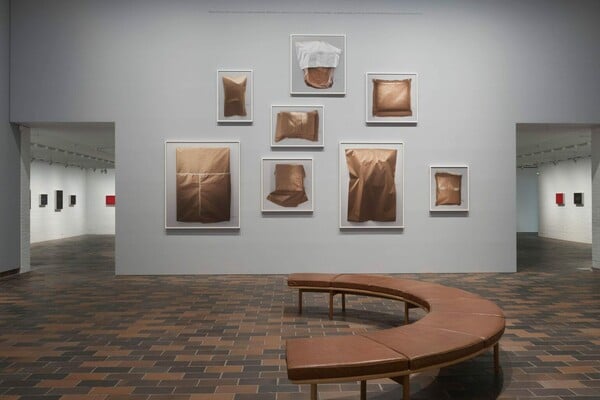 Sophie Calle: η έκθεση όπου η απουσία, η μνήμη και ο πόθος γίνονται τέχνη