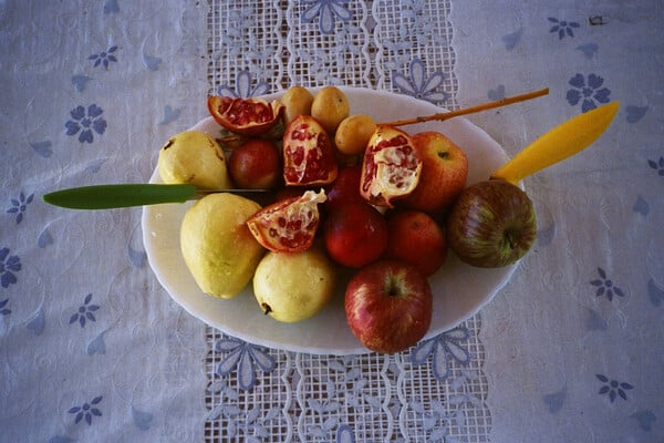 Dean Majd: η έκθεση Hard Feelings μετατρέπει τη νεανική ανδρική βία και τρυφερότητα σε εικαστικό ημερολόγιο