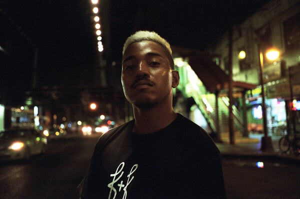 Dean Majd: η έκθεση Hard Feelings μετατρέπει τη νεανική ανδρική βία και τρυφερότητα σε εικαστικό ημερολόγιο