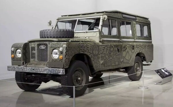 Keith Haring: δύο ζωγραφισμένα αυτοκίνητά του εκτίθενται μαζί για πρώτη φορά στη Νέα Υόρκη