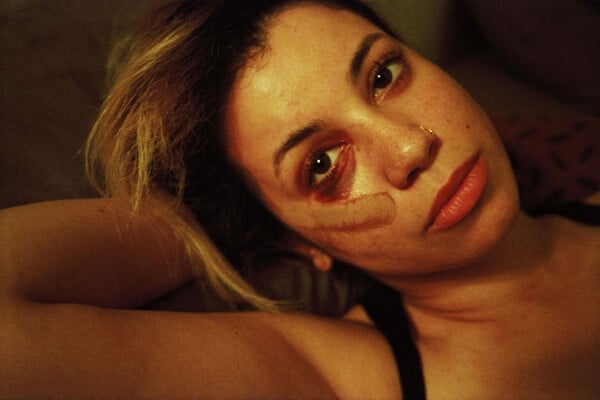 Dean Majd: η έκθεση Hard Feelings μετατρέπει τη νεανική ανδρική βία και τρυφερότητα σε εικαστικό ημερολόγιο