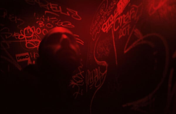 Dean Majd: η έκθεση Hard Feelings μετατρέπει τη νεανική ανδρική βία και τρυφερότητα σε εικαστικό ημερολόγιο