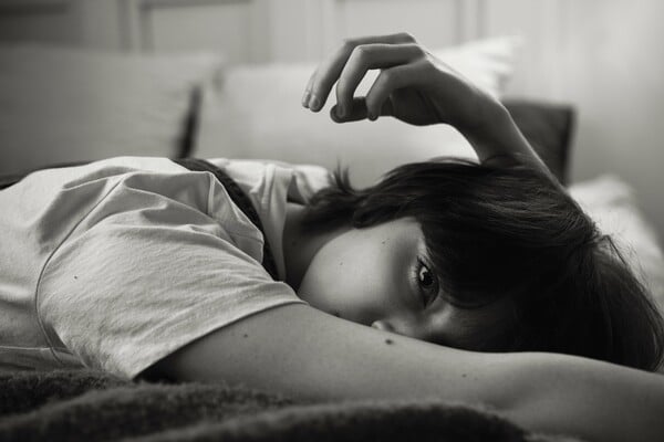 Γιατί η Gen Z υποφέρει από κοινωνικό τζετ λαγκ και κοινωνική άπνοια στον ύπνο