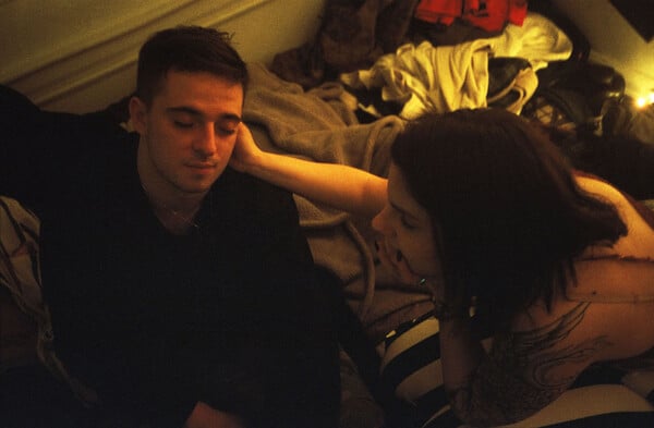 Dean Majd: η έκθεση Hard Feelings μετατρέπει τη νεανική ανδρική βία και τρυφερότητα σε εικαστικό ημερολόγιο