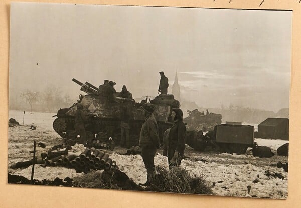 Ανάμεσα στο απόλυτο κακό και την αδιανόητη λάμψη: οι αδημοσίευτες φωτογραφίες της Λι Μίλερ και του Σέσιλ Μπίτον